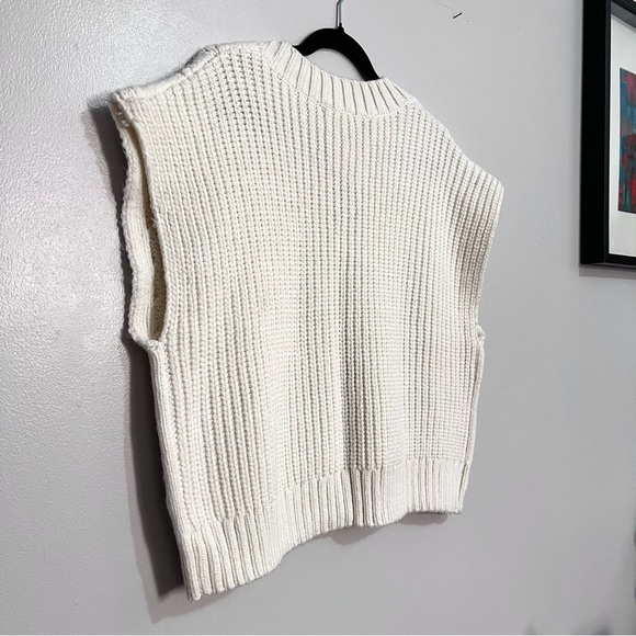 NWT H&M Thick Cable Knit V-Neckline Relaxed Fit Sweater Vest in Soft White - Picture 15 of 16